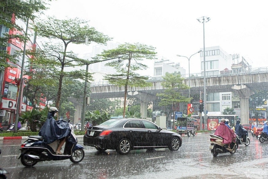 Trong cơn mưa có thể xuất hiện gió giật mạnh kèm sấm sét nguy hiểm đối với người đi đường