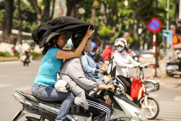 Khu vực Thanh Hoá đến Thừa Thiên Huế, trời có mây, ngày nắng nóng gay gắt, chiều tối và đêm có mưa dông cục bộ vài nơi