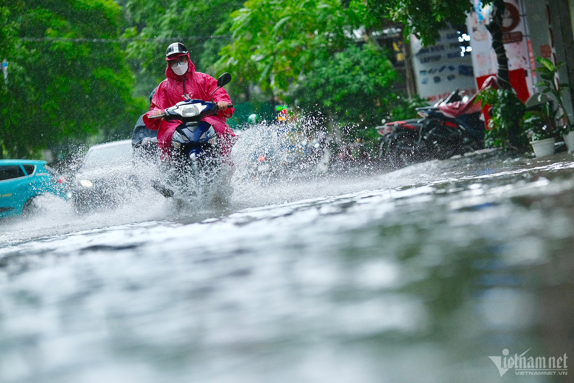 Khu vực Thanh Hoá đến Thừa Thiên Huế trời nắng, nhiều mây, chiều tối đến đêm có khả năng xuất hiện mưa dông rải rác, cục bộ mưa to