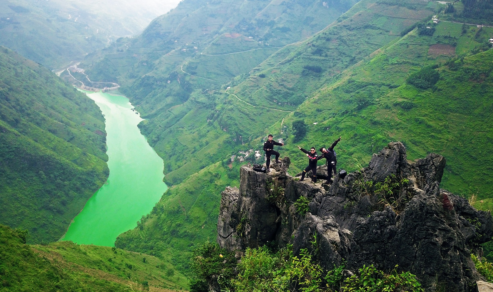 Địa hình Hà Giang bị chia cắt bởi hệ thống núi non hiểm trở và mạng lưới sông ngòi, ghềnh thác