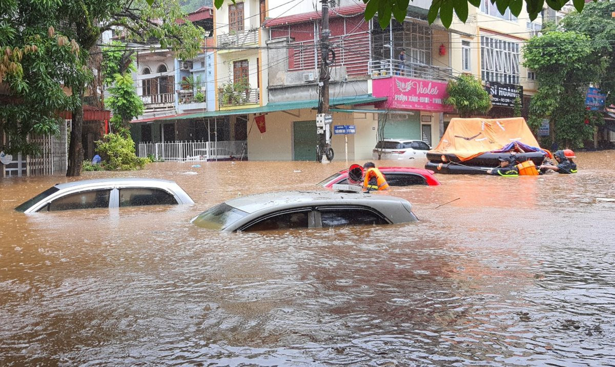 Mưa bão gây ra lũ khiến cuộc sống người dân địa phương bị ảnh hưởng rất nhiều