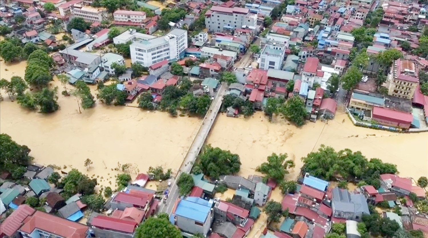 Mưa lũ nhấn chìm nhà dân gây thiệt hại nặng nề