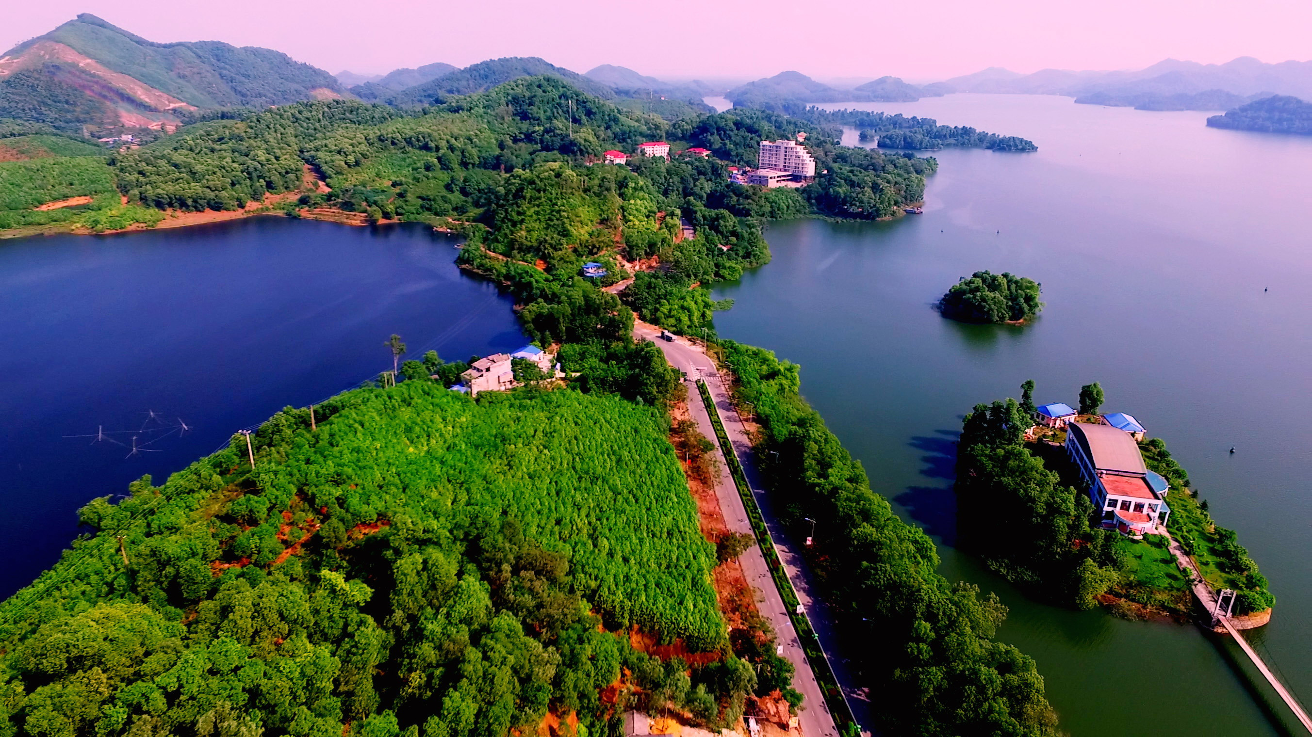 Thái Nguyên là điểm đến hấp dẫn du khách với khí hậu mát mẻ và cảnh quan thiên nhiên tươi đẹp