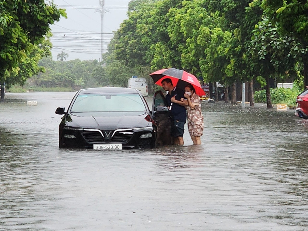 Mưa lớn gây ngập úng tại nhiều tuyến đường tại Hưng Yên