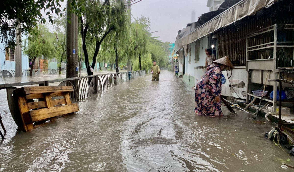 Nhiều tuyến đường ở Bình Dương bị ngập nặng do mưa lớn